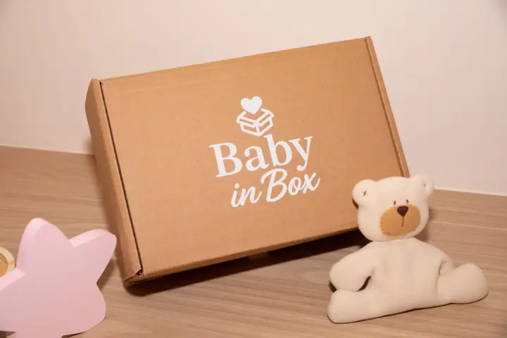 Caixa Baby in Box em cenário de ensaio